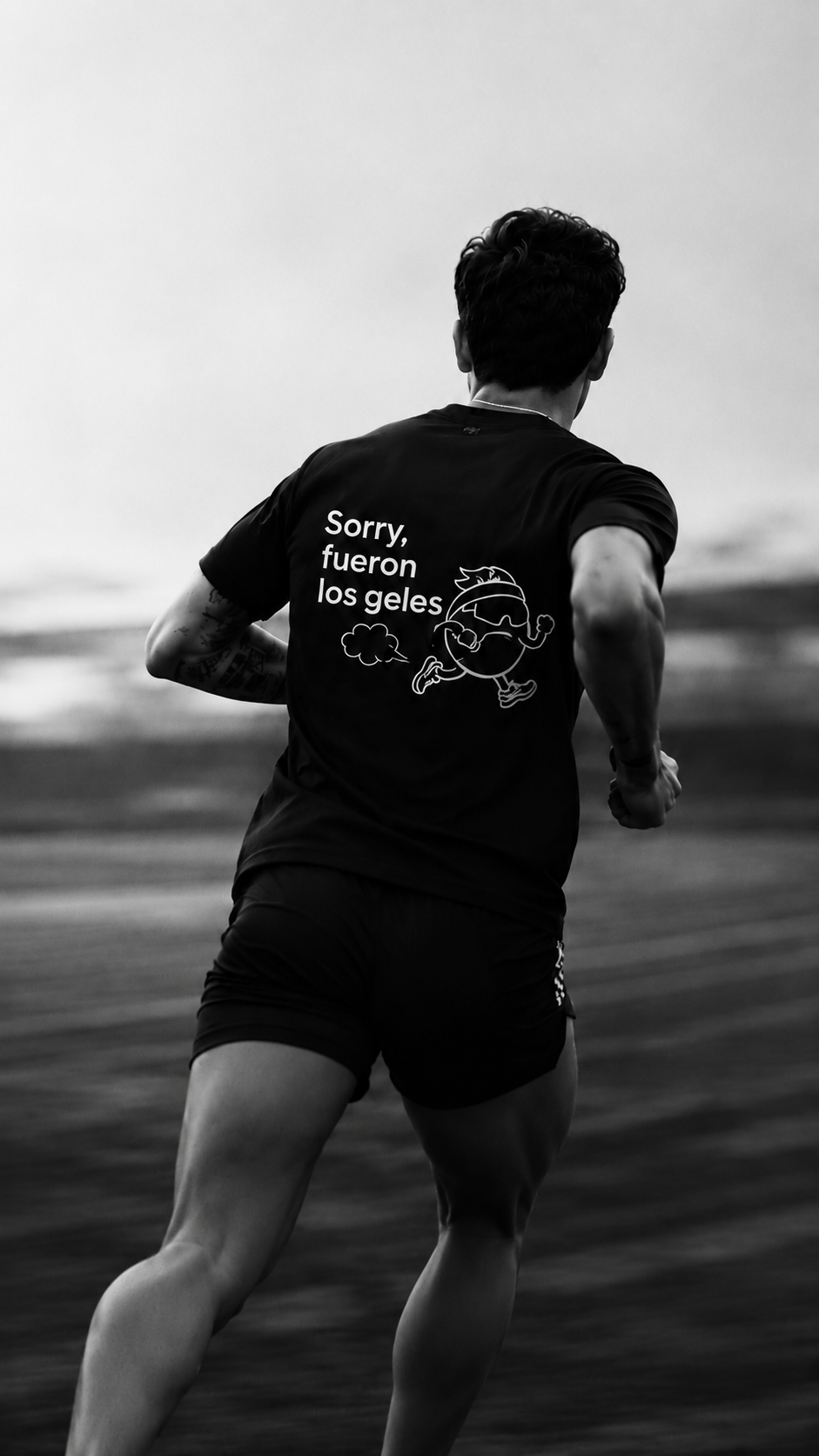 Corredor usando polera Runmates Sorry fueron los geles